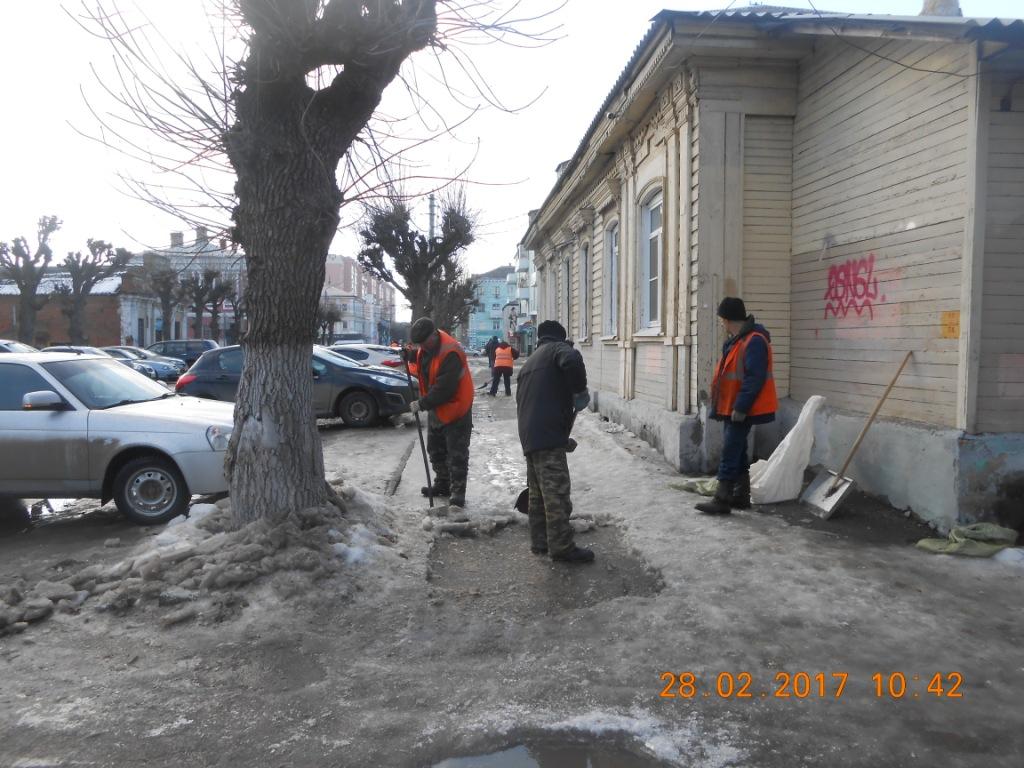 Продолжаются работы по удалению наледи на тротуарах