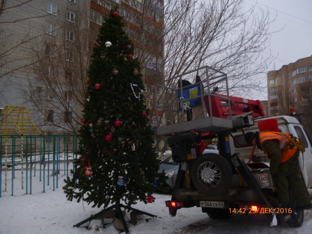 Префектура Советского района установила Новогодние ели в микрорайоне Бутырки