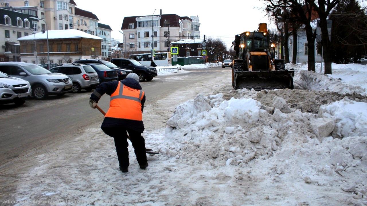 В городе продолжается уборка тротуаров и общественных пространств