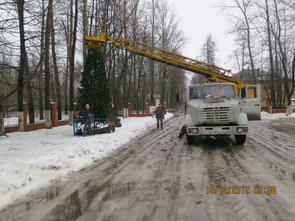 В Октябрьском районе активно ведется работа по украшению елей к предстоящим праздникам