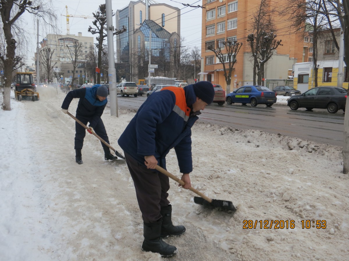 Префектура Октябрьского района организовала и провела субботник по очистке тротуаров и уборке снега на закрепленной территории