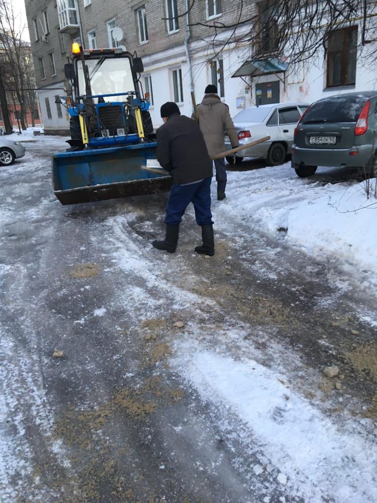 На территории Московского района силами управляющих компаний, ТСЖ и ЖСК проводятся активные работы по обработке песко-соляной смесью придомовых территорий 10.12.2021