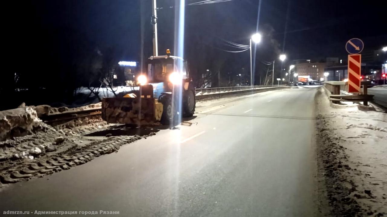 Ночью с городских улиц продолжили вывозить снег