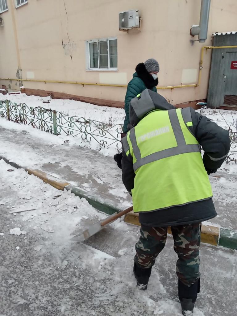 В Октябрьском районе продолжаются работы по зимней уборке