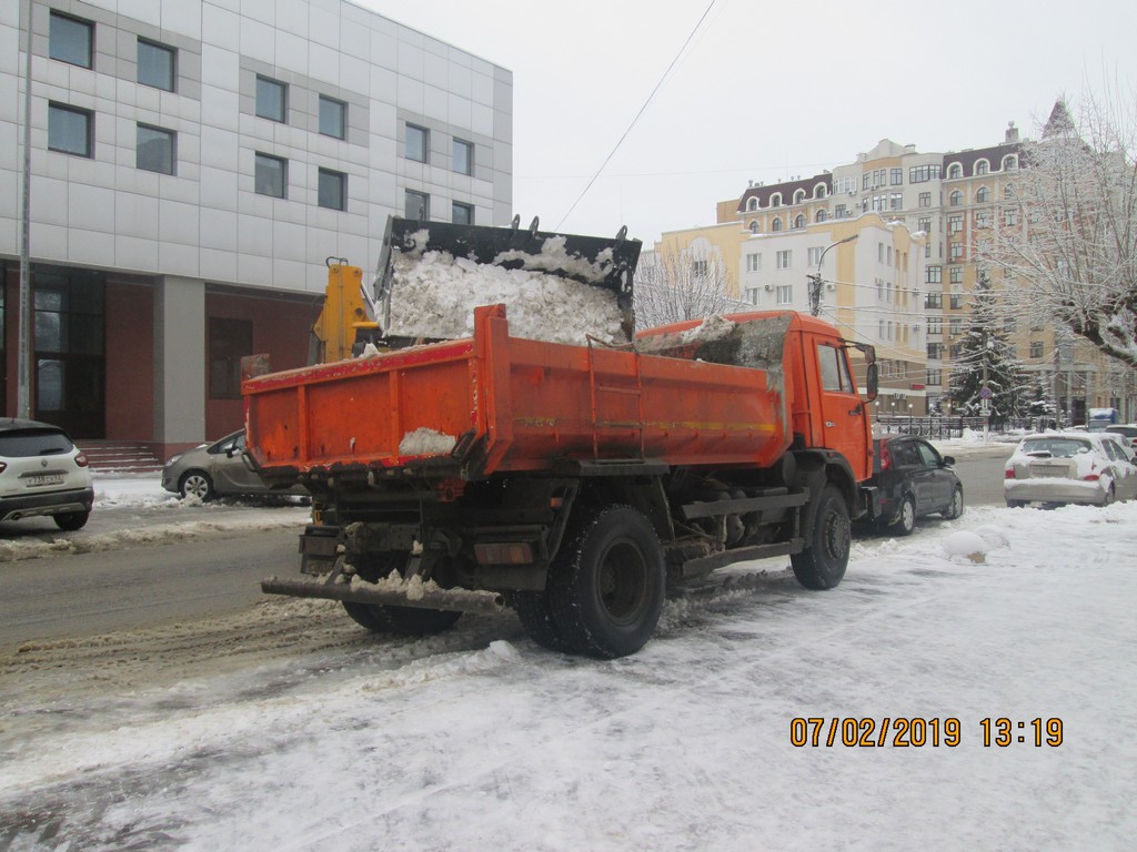 В Советском районе продолжаются работы по зимней уборке