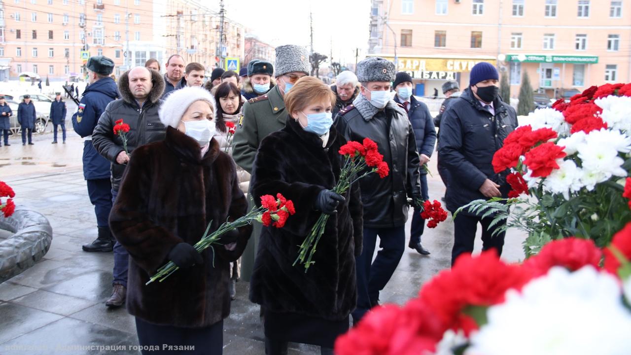 К мемориалу Победы возложили цветы в честь 79-й годовщины победы в Сталинградской битве