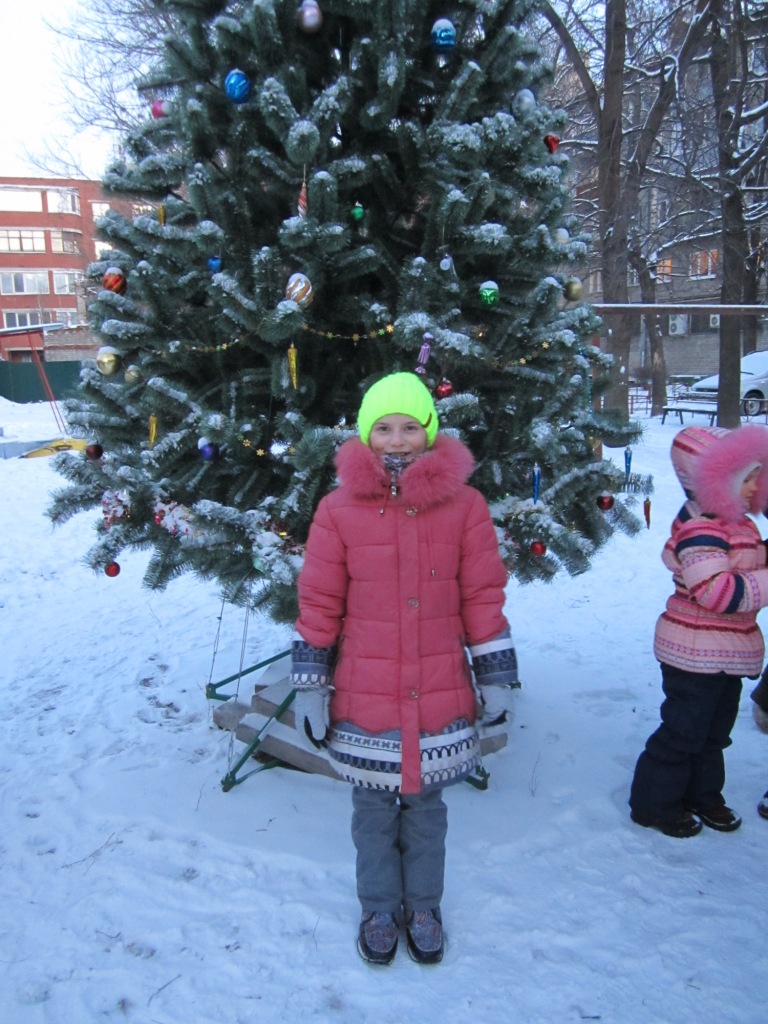 Во дворе дома 2/68 по улице Ленина провели детский новогодний праздник  13.01.2016