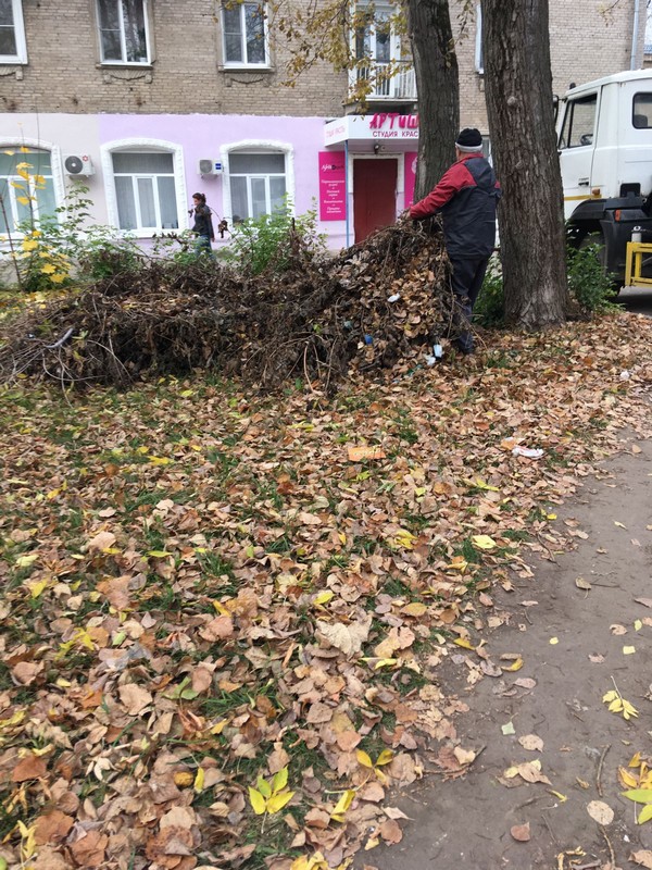 В Московском районе проводится ежедневная работа по наведению и поддержанию чистоты, приведению к надлежащему санитарному состоянию территорий в рамках осеннего месячника по благоустройству и санитарной очистке территории города Рязани  14.10.2021