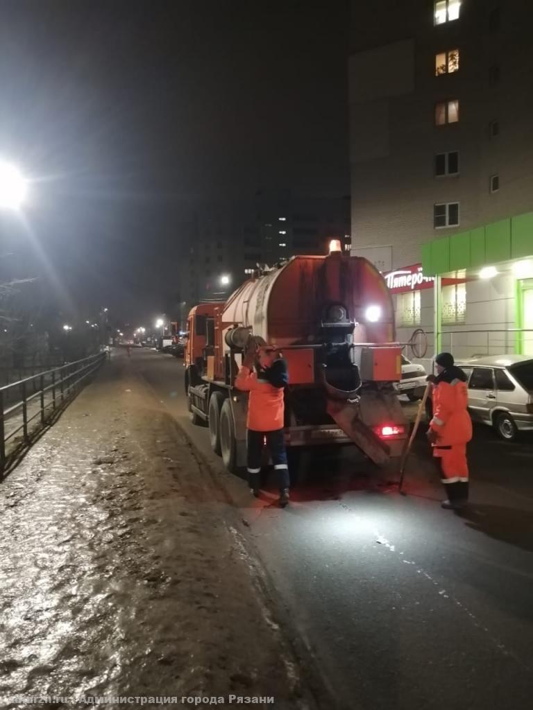 В Рязани продолжаются работы по ремонту аварийных ям литой асфальтобетонной смесью
