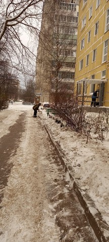 В Московском районе при помощи предприятий и организаций продолжаются работы по расчистке дворовых территорий от снега и наледи  27.11.2023